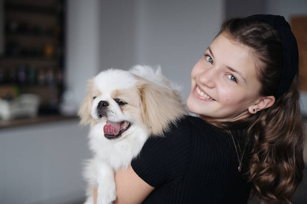 Nuori nainen halaus hänen lemmikki koira - Valokuva, kuva