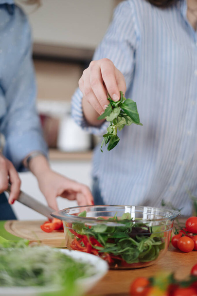 Vrouw handen koken een salade - Foto, afbeelding