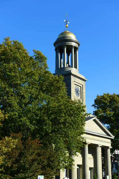 United First Parish Church byl postaven v roce 1828 v centru Quincy, Massachusetts MA, USA. Prezidenti John Adams a John Quincy Adams jsou pohřbeni v rodinné hrobce pod kostelem.  - Fotografie, Obrázek