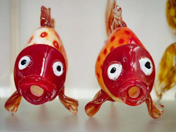 Gemelos de pescado en forma de mano soplados de vidrieras. Objeto artístico realizado por el método tradicional de sopladores de vidrio checos. - Foto, Imagen