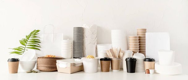 Banner. Šetrné k životnímu prostředí jednorázové nádobí a jídelní nádobí na stole - Fotografie, Obrázek
