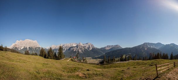 Montanha vista panorâmica de Zugspitze e Ehrwalder Sonnenspitz montanha, Tirol, Áustria no verão - Foto, Imagem