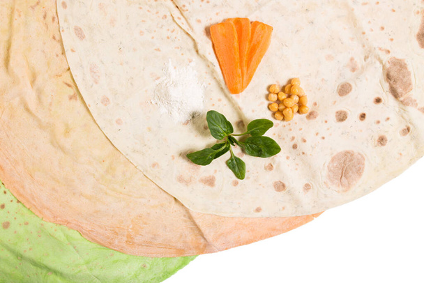 Shawarma végétarien avec des pois et divers légumes. Lavash coloré avec des additifs colorants naturels. - Photo, image