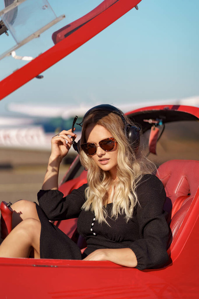 Νεαρή γυναίκα που πιλοτάρει αεροπλάνο - Φωτογραφία, εικόνα