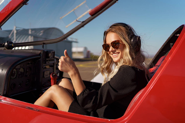 Mujer joven pilotando un avión - Foto, Imagen