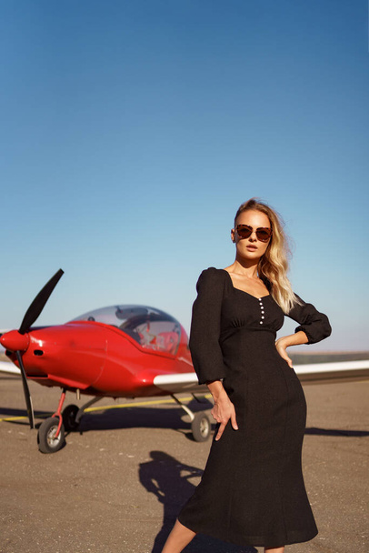 Glamorous woman posing on plane background - Foto, Imagem