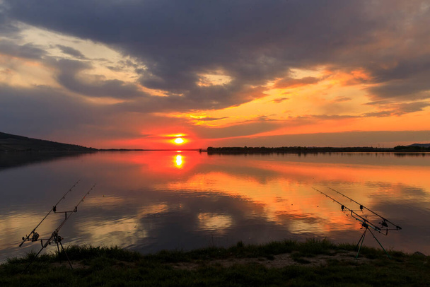Zachód słońca nad jeziorem Nove Mlyny w regionie Palava, Morawy Południowe, Czechy - Zdjęcie, obraz