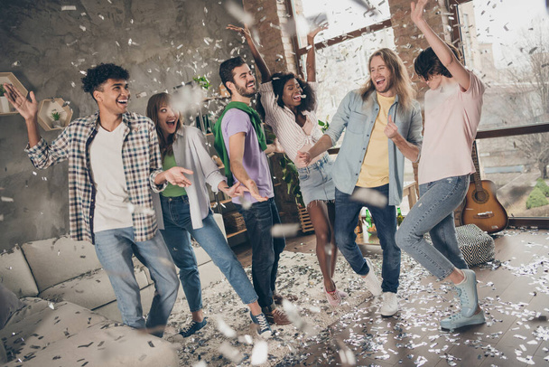 Portrait photo de compagnie dansant heureux riant ensemble à la fête avec confettis écouter de la musique - Photo, image