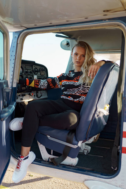 Young woman piloting a plane - Valokuva, kuva