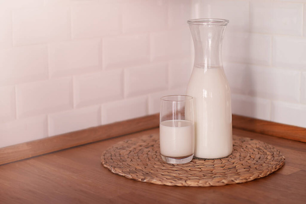 Mutlu Süt Günü. Hafif arkaplanda süt sürahisi ve cam - Fotoğraf, Görsel