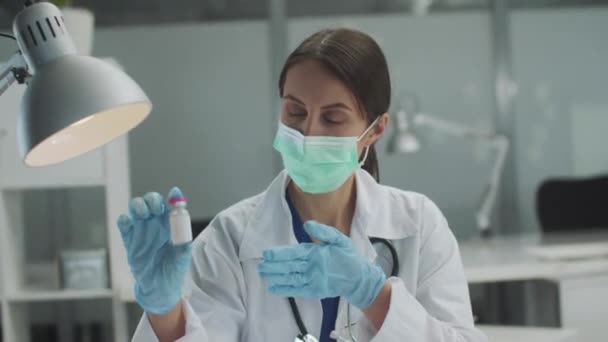 Au laboratoire, le développeur du vaccin, une femme, parle de ses avantages par rapport à ses concurrents - Séquence, vidéo