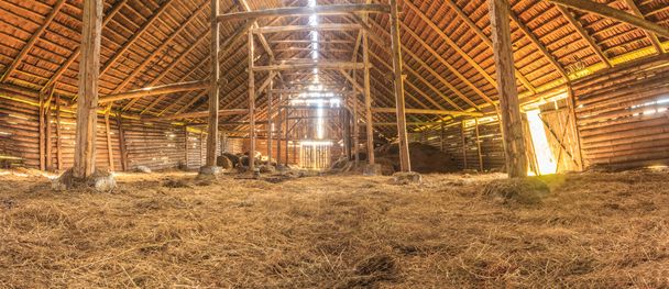 Panorama interior do celeiro da fazenda velha com palha
 - Foto, Imagem