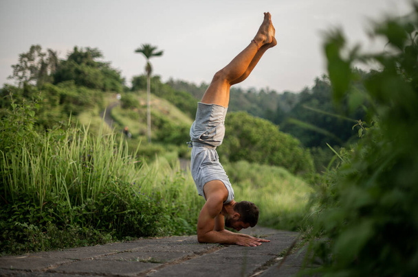 Pratica dell'uomo Yoga pratica e meditazione all'aperto - Foto, immagini