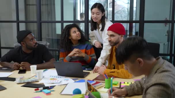 Equipe criativa discussando questões de trabalho no laptop - Filmagem, Vídeo