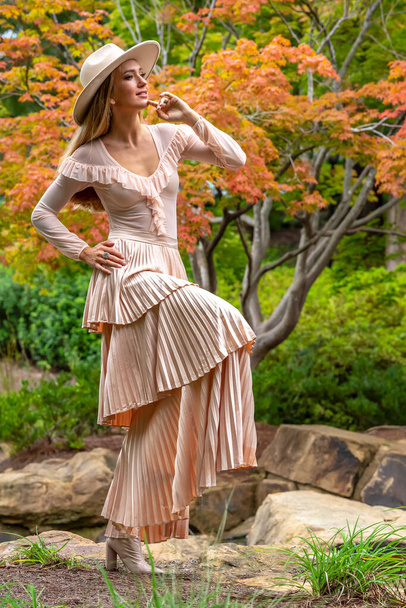 Una splendida modella bionda posa all'aperto nei suoi vestiti autunnali - Foto, immagini