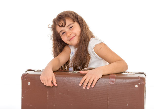 klein meisje met een koffer - Foto, afbeelding