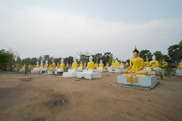 Buda heykelleri sırası var. Wat Phai Rong Wua tapınağındaki eski bir tapınağın kalıntıları, Song Phi Nong, Suphan Buri. Ünlü turistik mekan. Tayland Tarihi Mimarisi. - Fotoğraf, Görsel