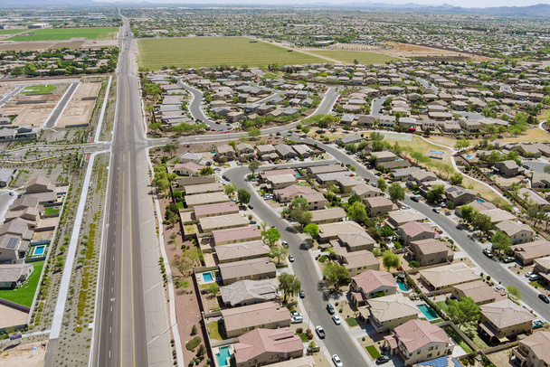 Пейзаж живописный вид с воздуха на пригородное поселение в США с отдельными домами Avondale города Аризона США - Фото, изображение