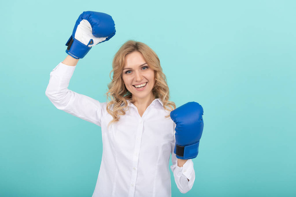 успішна бізнес-леді в боксерських рукавичках має успіх бізнесу, ceo
. - Фото, зображення