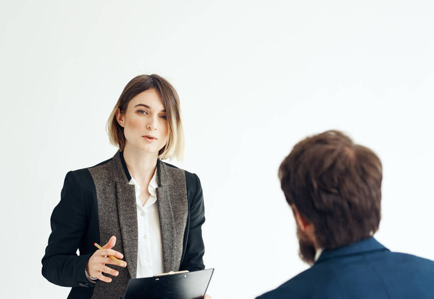Um homem para uma entrevista num quarto luminoso a falar com uma mulher em frente - Foto, Imagem