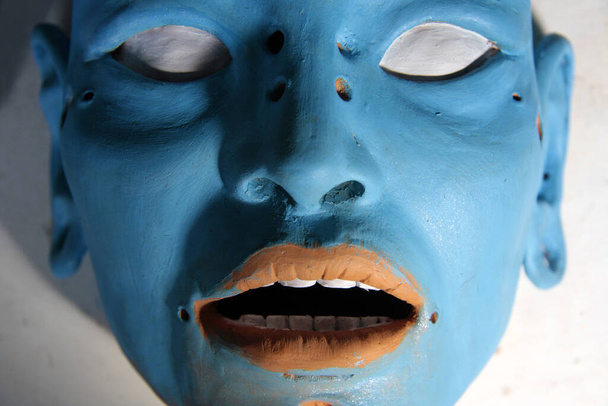 Gölgeli mavi yüz. Yaratılış sürecinde kadın heykeli - Fotoğraf, Görsel