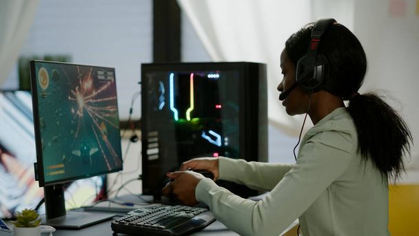 Afro-Afrikalı kadın oyuncu çevrimiçi video oyunları oynuyor ve kaybediyor - Fotoğraf, Görsel