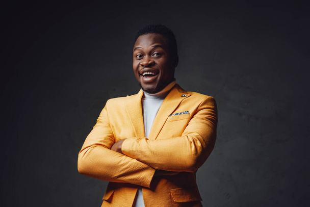 Предприниматель африканского происхождения, одетый в желтое пальто - Фото, изображение