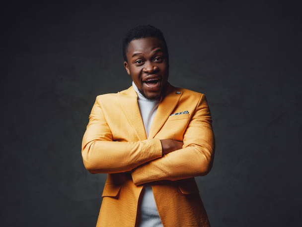 Afrikaanse afkomst zakenman gekleed in gele jas - Foto, afbeelding