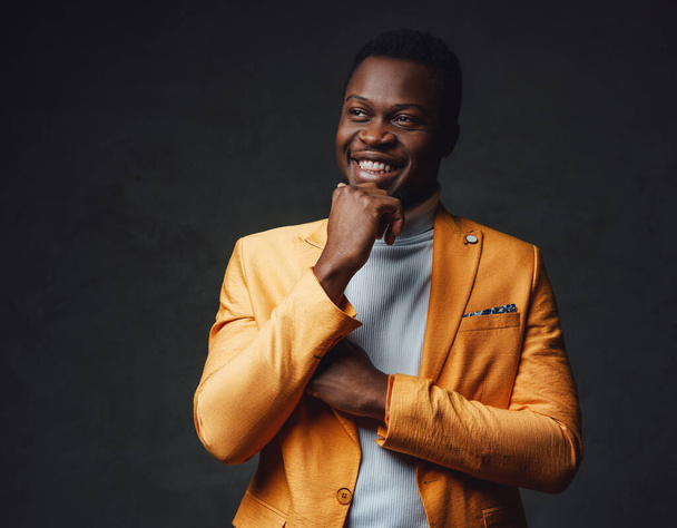 Предприниматель африканского происхождения, одетый в желтое пальто - Фото, изображение