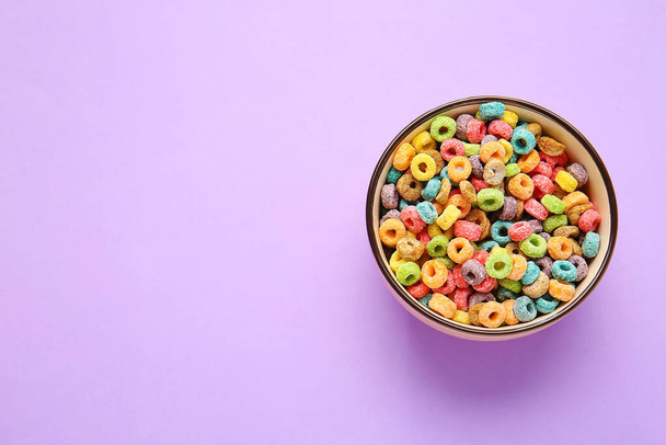 Bowl with cereal rings on color background - Fotoğraf, Görsel