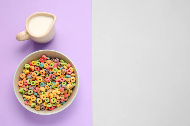 Миска з крупами і глечик молока на кольоровому фоні
 - Фото, зображення