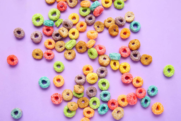 Cereal rings on color background - Fotoğraf, Görsel