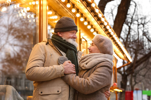 Glückliches reifes Paar im Freien an einem Wintertag - Foto, Bild