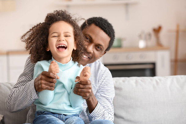 Πορτρέτο του ευτυχισμένου Αφροαμερικανού πατέρα και της κόρης του στο σπίτι - Φωτογραφία, εικόνα