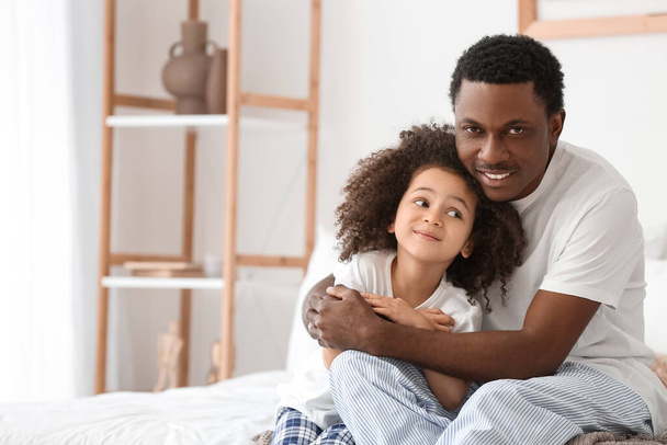 Портрет щасливого афро-американського батька і його маленької дочки вдома. - Фото, зображення