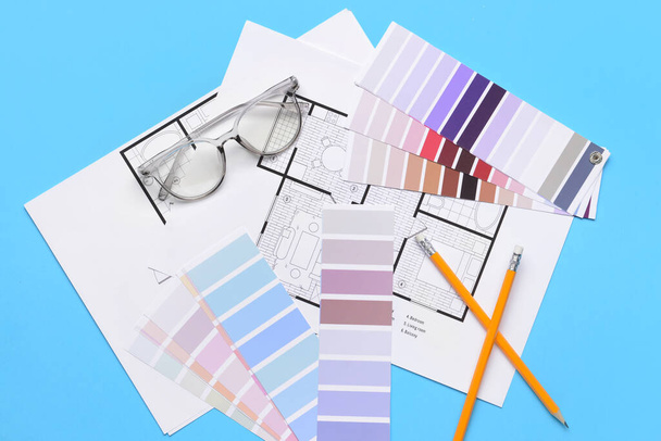 Plán domu, barevné vzorky, brýle a tužky na modrém pozadí - Fotografie, Obrázek
