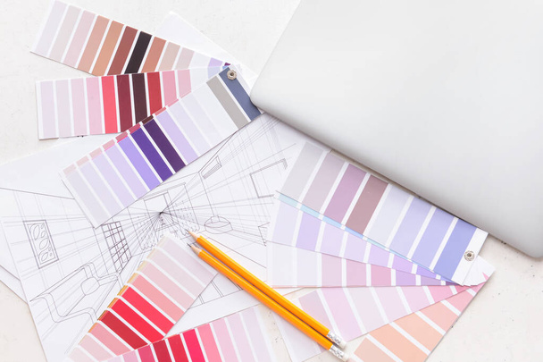 Plán domu, notebook, barevné vzorky a tužky na světlém pozadí - Fotografie, Obrázek