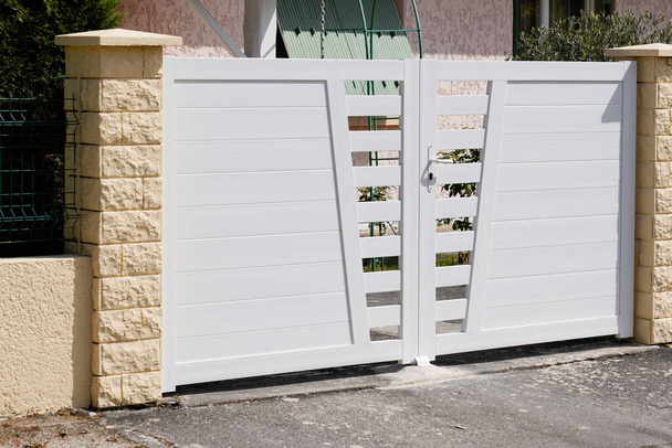 Stahl hohen weißen Metalltor Zaun auf Design modernen Vorort Haus Straße - Foto, Bild