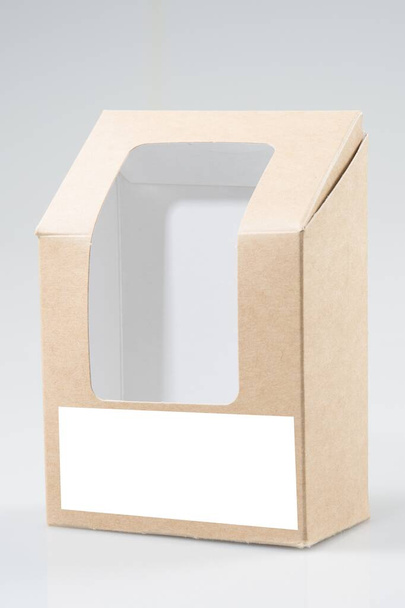 Rectángulo de cartón marrón Take Away Box Packaging For Sandwich Food con ventana de plástico y papel de hoja en blanco para el texto maqueta de espacio en blanco vacío para la marca del logotipo - Foto, Imagen