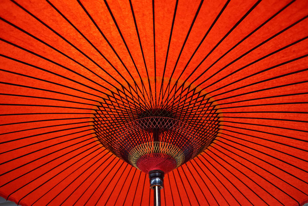 Le cadre d'un parapluie japonais rouge                            - Photo, image
