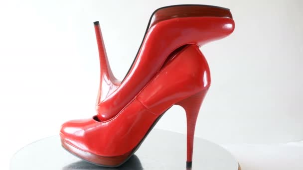 Sapato vermelho em alta rotação colina no fundo claro, close-up - Filmagem, Vídeo