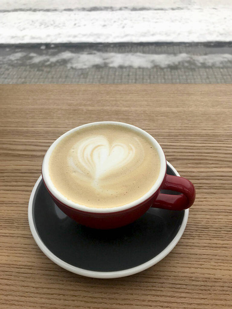 Természet fotó csésze kávé az asztalon egy kávézóban, közel az ablakhoz esős időben. - Fotó, kép
