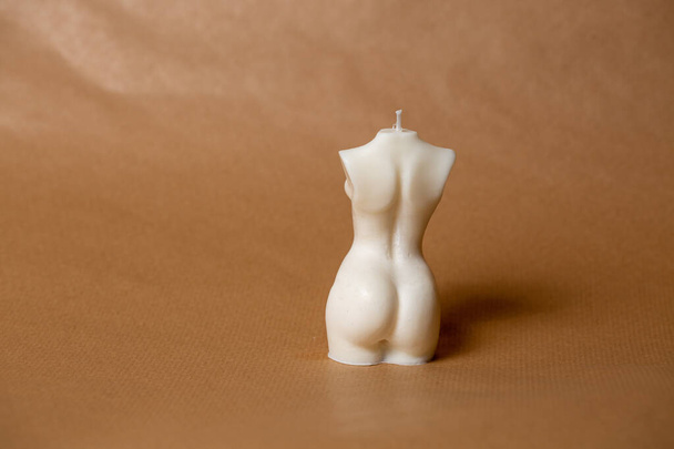 A candle in the form of a naked female body. - Φωτογραφία, εικόνα
