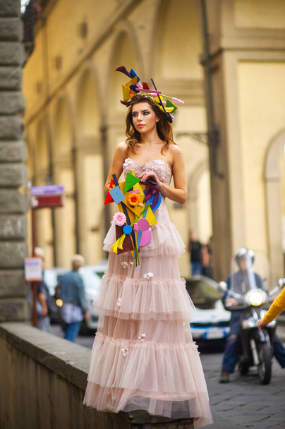 nevěsta v růžových svatebních šatech s neobvyklou kyticí a dekorací v Gorově ve Florencii, Itálie. - Fotografie, Obrázek