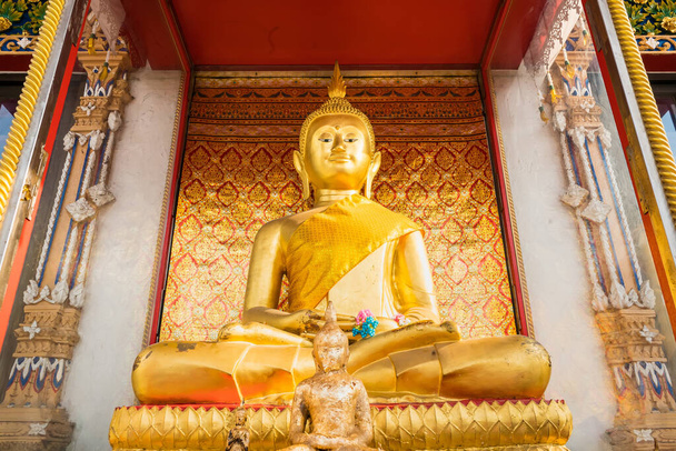 Nonthaburi, Thailand- March, 27, 2021 : Golden Buddhist statues of Praramai Temple on Koh Kret, Nonthaburi, Thailand - Zdjęcie, obraz