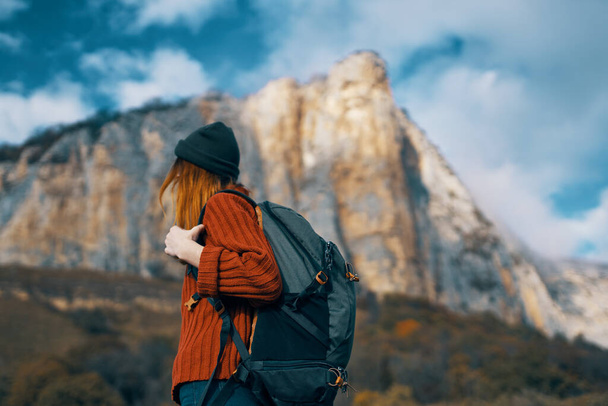 žena chůze příroda skalnaté hory  - Fotografie, Obrázek