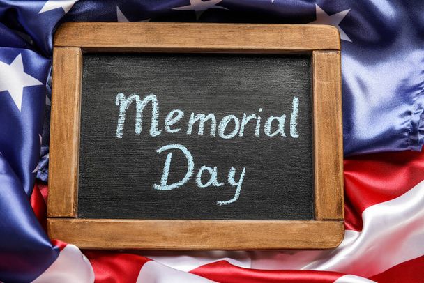 Chalkboard com texto MEMORIAL DAY e bandeira dos EUA - Foto, Imagem