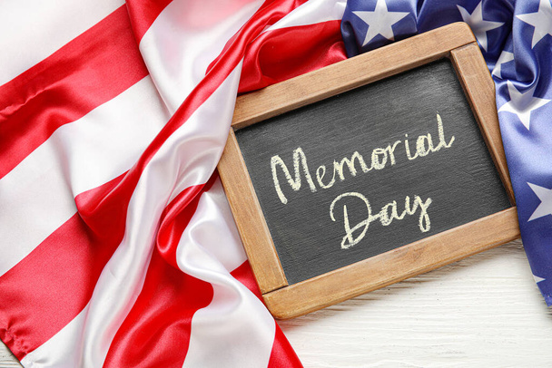 Beyaz ahşap zemin üzerinde yazılı Anılar Günü ve ABD bayrağı bulunan kamış tahtası - Fotoğraf, Görsel