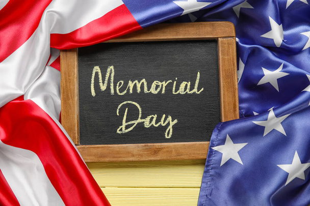 Tableau avec texte MEMORIAL DAY et drapeau des États-Unis sur fond en bois couleur - Photo, image