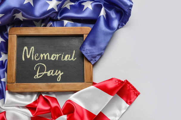 Tableau avec texte MEMORIAL DAY et drapeau des États-Unis sur fond gris - Photo, image